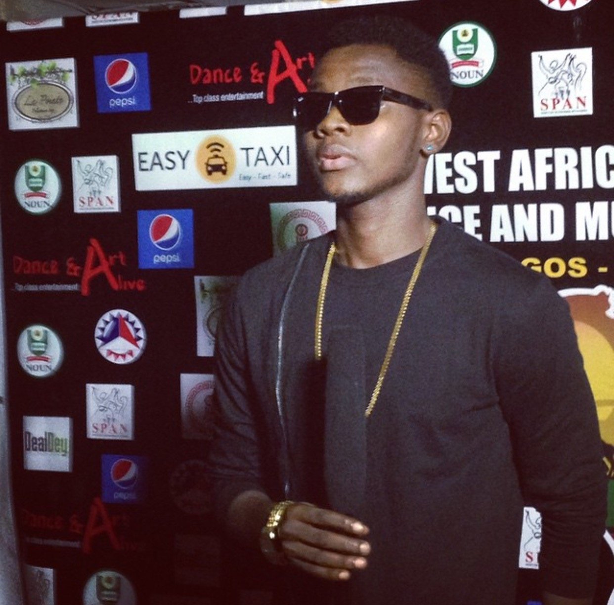 Kizz Daniel in sunglasses at an award show